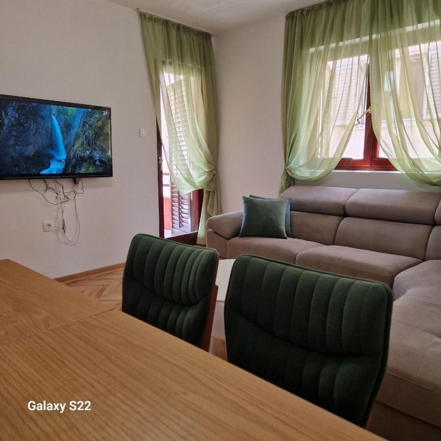 Anika Apartman *