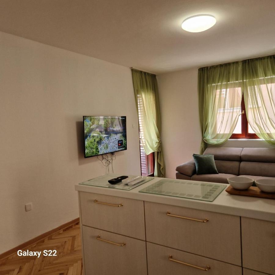 Anika Apartman *